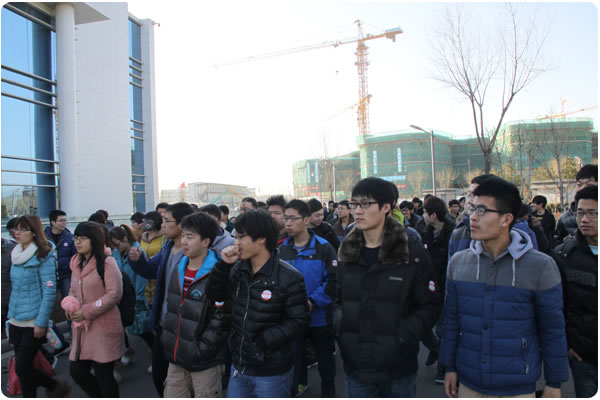 河北建工学院的学生们乘坐大巴抵达位于北京海淀软件园的甲骨文云计算中心